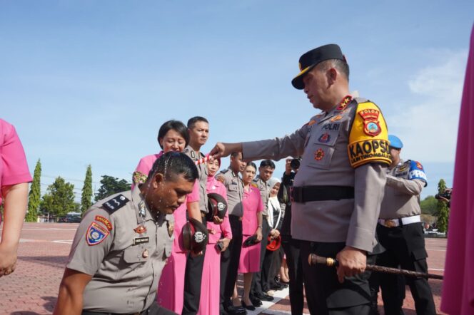 
					Kapolda Sulawesi Tengah Irjen. Irjen. Pol. Dr. Endi Sutendi Memimpin Upacara Kenaikan Pangkat Personel Polri Serta PNS Polri Sulawesi Tengah. (Foto: Istimewa)