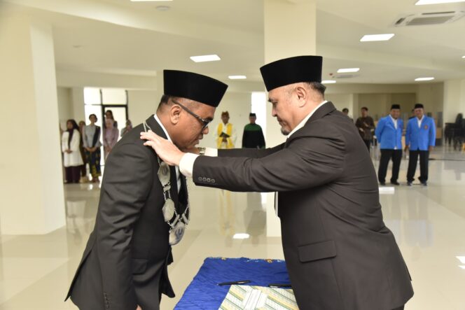 
					Rektor Universitas Tadulako Prof. Dr. Ir. Amar, ST., MT., IPU., Asean Eng. Menyematkan kalung Jabatan Dekan Fakultas Kehutanan. (Foto: Istimewa)