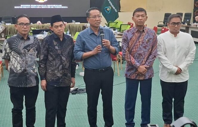 
					Menteri Hukum, Supratman Andi Atgas bersama anggota Komisi Reformasi Polri, Jenderal Polisi (Purn) Idham Azis, saat konferensi pers, di Auditorium UIN Datokarama Palu. (Foto: Istimewa)