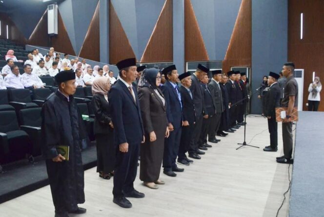 
					Walikota Palu H. Hadianto Rasyid, SE. Melantik Sebanyak 16 Pejabat Di Jajaran Pemerintah Kota Palu. (Foto: Istimewa)