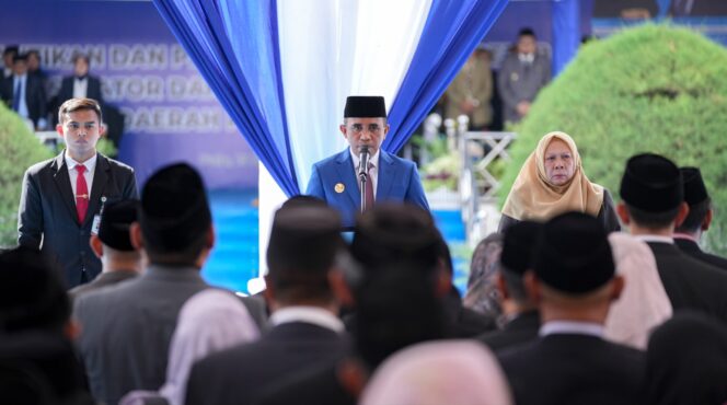 
					Gubernur Sulteng, Anwar Hafid, saat melantik pejabat, Lapangan Pogombo, Kantor Gubernur Sulteng. (Foto: Istimewa)