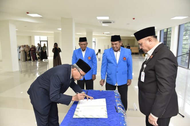 
					Rektor Universitas Tadulako Prof. Dr. Ir Amar, S.T., M.T., IPU., Asean Eng. Melantik Sejumlah Pejabat Di Universitas Tadulako. (Foto: Istimewa)