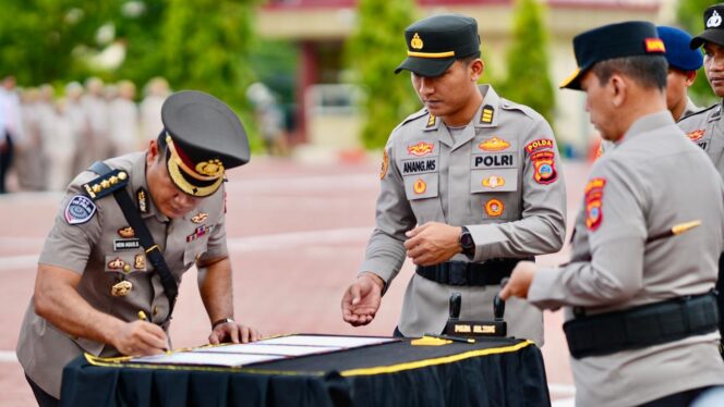 
					Kapolda Sulawesi Tengah Irjen Pol Dr. Endi Sutendi, S.I.K., S.H., M.H. memimpin langsung upacara serah terima jabatan (sertijab) sejumlah pejabat utama dan kapolres/kapolresta di lingkungan Polda Sulteng. (Foto: Istimewa)