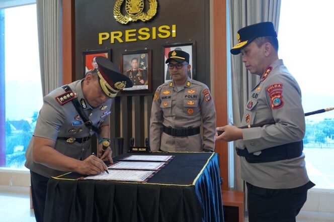
					Kapolda Sulawesi Tengah Irjen Pol Dr Endi Sutendi memimpin upacara pelantikan jabatan Kapolresta Palu Polda Sulteng. (Foto: Istimewa)