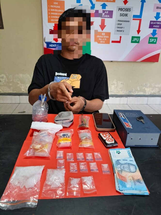 
					Seorang pemuda berinisial BB (21) yang berstatus mahasiswa diamankan bersama puluhan gram sabu saat penggerebekan di Desa Siavu. (Foto: Istimewa)