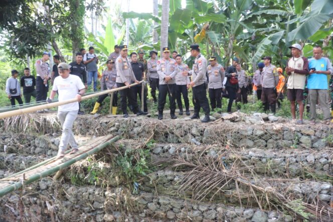 
					Kapolda Sulawesi Tengah Irjen. Pol. Endi Sutendi Meninjau Lokasi banjir Di Kabupaten Donggala. (Foto: Istimewa)