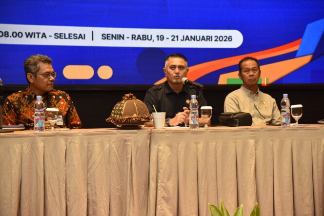 
					Rektor Universitas Tadulako Prof. Dr. Ir. Amar, S.T., M.T., IPU., Asean Eng, Memberikan Sambutan Dalam Rapat Kerja Penyusunan Panduan Rubrik Remunerasi Dan Evaluasi Tarif Layanan Akademik. (Foto: Istimewa)