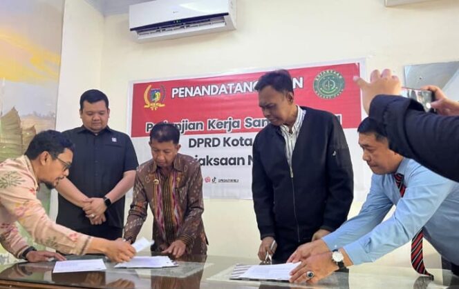 
					Suasana penandatanganan MoU antara DPRD Kota Palu dengan Kejari Palu, di Rumah Makan Borobudur Kota Palu. (Foto: Istimewa)