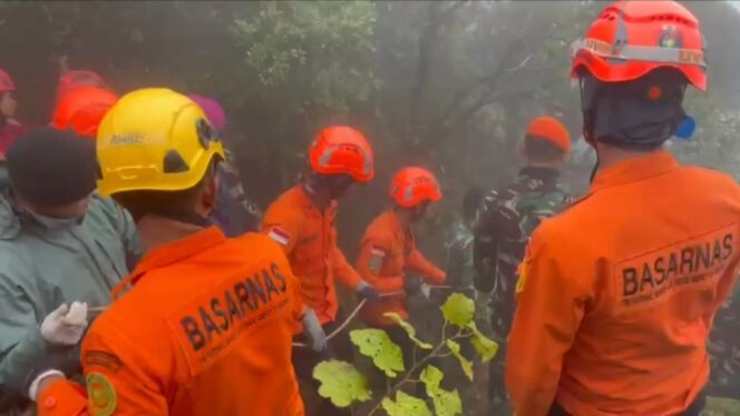 
					SAR Gabung mengevakuasi black box pesawat ATR 42-500. (Foto: Istimewa)