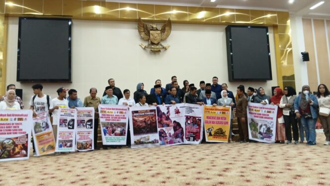 
					Front Rakyat Anti Kriminalisasi (FRAK), yang merupakan gabungan LBH Sulteng, LBH Rakyat, LBH Poso, SPHP, SHI, Solidaritas Loli Oge Anti Kriminalisasi, serta masyarakat Torete, menggelar aksi unjuk rasa di Kantor DPRD Sulawesi Tengah. (Foto: Istimewa)