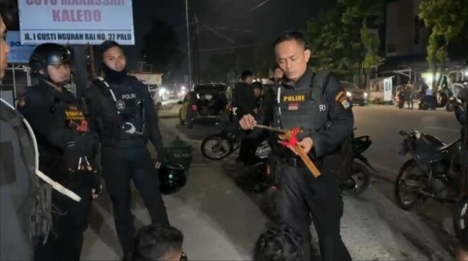 
					Kepolisian Daerah (Polda) Sulawesi Tengah Melalui Tim Patroli Perintis Presisi Direktorat Samapta (Ditsamapta) Mengamankan Dua Orang Pengendara Sepeda Motor Yang Kedapatan Membawa Senjata Tajam. (Foto: Istimewa)