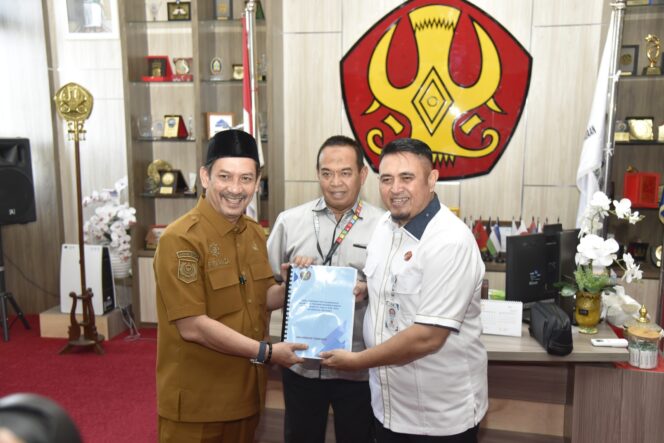 
					Rektor Universitas Tadulako (Untad) Secara Resmi Menyerahkan Hasil Verifikasi Dan Validasi Data Mahasiswa Penerima Beasiswa Berani Cerdas Semester Ganjil Tahun Akademik 2025–2026 Kepada Pemerintah Provinsi Sulawesi Tengah Melalui Dinas Pendidikan Provinsi Sulawesi Tengah. (Foto: Istimewa)