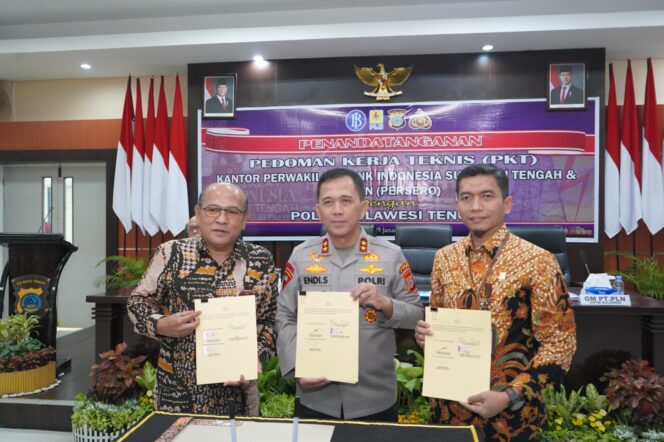 
					Kepala Kepolisian Daerah Sulawesi Tengah, Irjen Pol Dr. Endi Sutendi, menghadiri langsung penandatanganan pedoman kerja sama teknis antara Polda Sulawesi Tengah dengan Kantor Perwakilan Bank Indonesia (BI) Provinsi Sulawesi Tengah serta PT PLN (Persero). (Foto: Istimewa)