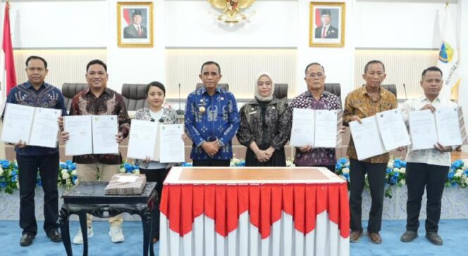 
					Gubernur Sulteng, Anwar Hafid, bersama perwakilan perguruan tinggi di Sulteng usai penandatanganan MoU Program Berani Cerdas, di Kantor Gubernur Sulteng. (Foto: Istimewa)