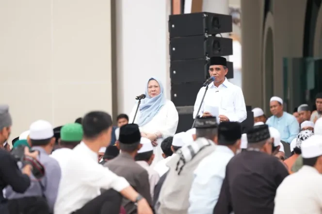 
					Gubernur dan Wakil Gubernur Sulteng, Anwar-Reny, dalam Tasyakuran 1 Tahun Sulteng BERANI yang digelar di pelataran Masjid Raya Baitul Khairaat. (Foto: Istimewa)