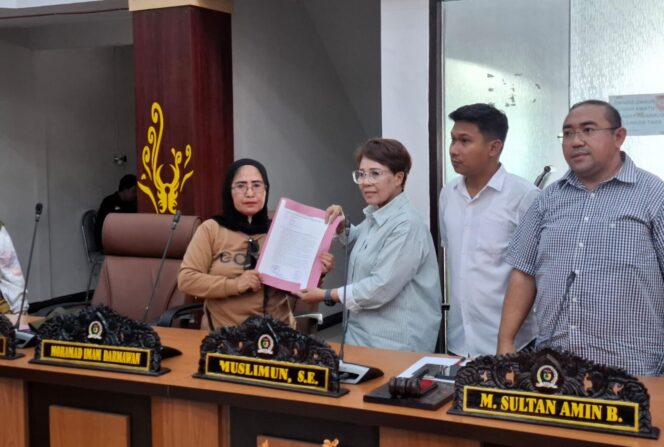
					Massa aksi dari Aliansi Tokoh Masyarakat Kelurahan Poboya menyerahkan dokumen tuntutan kepada Anggota DPRD Kota Palu saat audiensi di ruang sidang utama Kantor DPRD Palu. (Foto: Istimewa)