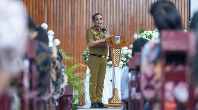 
					Gubernur Sulteng, Anwar Hafid, membuka retret ASN eselon II, III, dan IV beragama Nasrani di Gereja GPID Jemaat Pniel. (Foto: Istimewa)