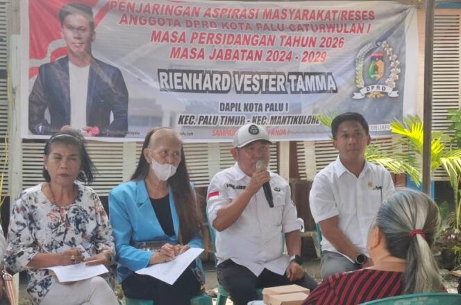 
					Anggota DPRD Kota Palu, Rienhard Vester Tamma (kanan) saat Reses Caturwulan I Tahun 2026 Masa Persidangan Tahun 2026, di Jalan Nusa Kambangan, Kelurahan Lolu Utara, Kecamatan Palu Timur. (Foto: Istimewa)