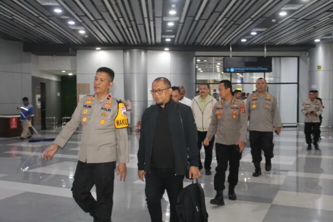 
					Kepala Kepolisian Daerah (Kapolda) Sulawesi Tengah (Sulteng) Irjen Pol Dr Endi Sutendi yang diwakili Wakapolda Brigjen Pol Dr Helmi Kwarta Kusuma Putra Rauf menghadiri penjemputan Tim Badan Pemeriksa Keuangan (BPK) Republik Indonesia. (Foto: Istimewa)
