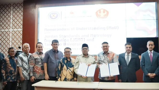 
					Penandatanganan MoU Antara Kepala BPJPH Ahmad Haikal Hasan bersama Rektor Universitas Tadulako, Prof. Dr. Ir. Amar, S.T., M.T., IPU., ASEAN Eng. (Foto: Istimewa)