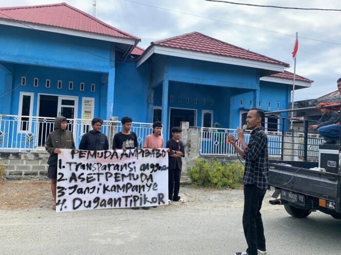 
					Aksi Protes Pemuda Desa Di Kantor Desa Ampibabo, (Foto: Istimewa)