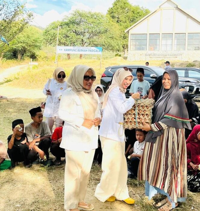 
					Ketua PD PIRA Sulawesi Tengah, DR. Hj. Vera Rompas Mastura, S.Sos., M.Si.,menyambut Hari Ulang Tahun (HUT) Partai Gerindra ke-18, Pengurus Daerah (PD) Perempuan Indonesia Raya (PIRA) Sulawesi Tengah melaksanakan kegiatan sosial bertajuk “PD PIRA Sulteng Kompak Bergerak Berbagi Untuk Masyarakat”. (Foto; Istimewa)