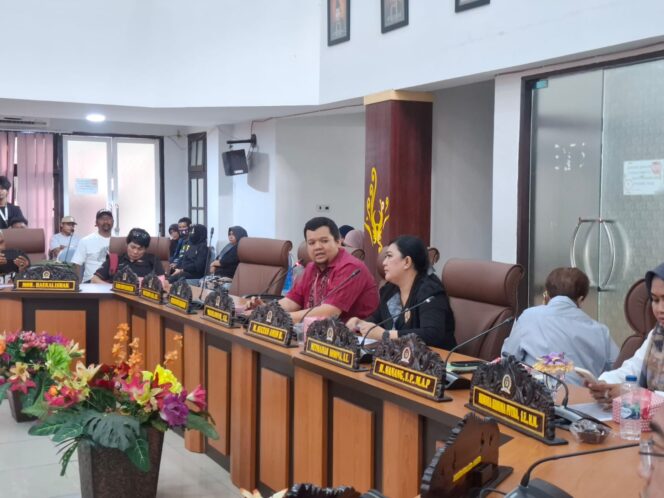 
					Ketua DPRD Kota Palu, Rico Djanggola. Saat Menerima Solidaritas Penyintas dan Nelayan Palu Anti Korupsi Di Kantor DPRD Kota Palu. (Foto: Istimewa)