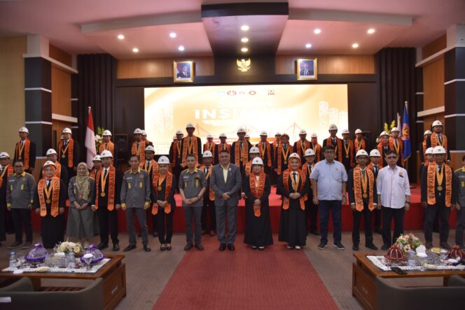 
					Rektor Universitas Tadulako Prof. Dr. Ir. Amar, S.T., M.T., IPU., Asean Eng. Yang Juga Ketua PII Wilayah Sulteng Berfoto Bersama Insinyur Yang Baru saja Diambil Sumpahnya. (Foto: Istimewa)