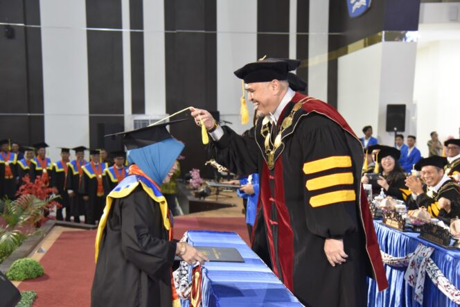 
					Rektor Universitas Tadulako Prof. Dr. Ir. Amar, S.T., M.T., IPU., Asean Eng. Melantik Wisudawan Pada Wisuda Ke 135. (Foto: Istimewa)