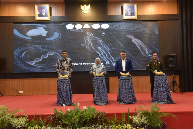 
					Wakil Gubernur Sulawesi Tengah dr. Reny A. Lamadjido, Sp.PK., M.Kes. Didampingi Rektor Universitas Tadulako, Prof. Dr. Ir. Amar, S.T., M.T., IPU., ASEAN Eng. Menambuh Gimbah Tanda Dibukanya Program Pendidikan Dokter Spesialis (PPDS) Ilmu Bedah, Obstetri dan Ginekologi, serta Ilmu Penyakit Dalam Fakultas Kedokteran Universitas Tadulako. (Foto: Istimewa)