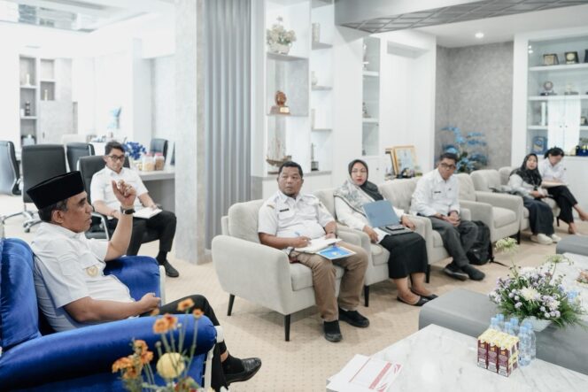 
					Gubernur Sulteng, Anwar Hafid, bersama Kepala Dinas Koperasi dan UMKM Provinsi Sulteng, Sumarno beserta jajaran, di ruang kerjanya. (Foto: Istimewa)