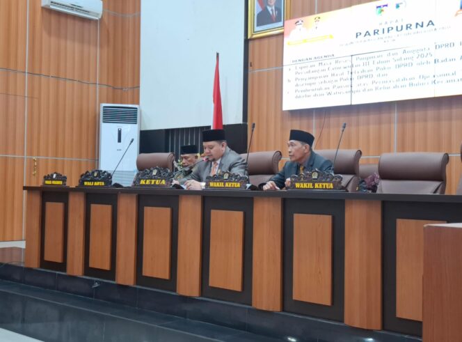 
					Ketua DPRD Kota Palu, Rico Andi Tjantjo Djanggola, Pimpin Rapat Paripurna Bahas Reses, Pokir, dan Pansus Tambang di Palu. (Foto: Istimewa)