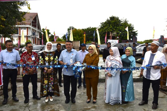 
					Rektor Universitas Tadulako Bersama Staf Ahli Walikota Palu Melakukan Penguntingan Pita Tanda Di Bukanya Expo Ramadhan Untad. (Foto: Istimewa)