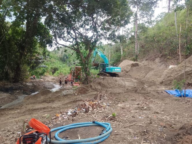 
					Alat Berat Di Lokasi Tambang Di Desa Tomoli Selatan. (Foto: Istimewa)