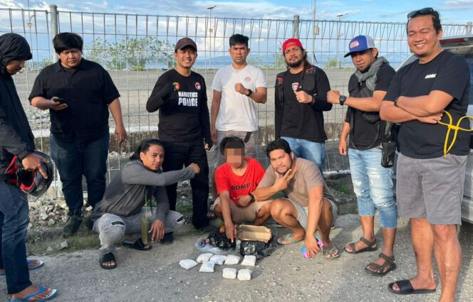
					Pria berinisial IP (35), warga Desa Jayabakti, diamankan Satuan Reserse Narkoba Polres Banggai bersama Balai POM Luwuk usai menjemput paket berisi obat farmasi jenis Trihexyphenidyl (THD). (Foto: Istimewa)