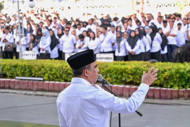 
					Gubernur Sulteng, Anwar Hafid, menyampaikan arahan dalam penandatanganan kinerja 100 hari kerja kepala OPD, di halaman Kantor Gubernur. (Foto: Istimewa)