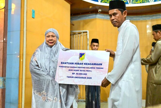 
					Wakil Gubernur Sulteng menyerahkan bantuan secara simbolis kepada imam masjid An-Namira. (Foto: Istimewa)