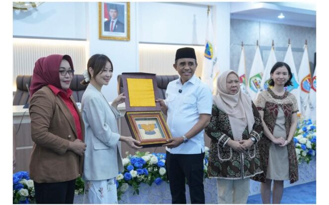 
					Gubernur Sulteng, Anwar Hafid bersama Wakil Gubernur, Reny A. Lamadjido dan Ketua KADIN Kabupaten Parimo) Faradiba M. Zaenong dengan delegasi Chengtu Huishi Technology Co., Ltd., perusahaan milik daerah Provinsi Sichuan, di Ruang Rapat Polibu. (Foto: Istimewa)