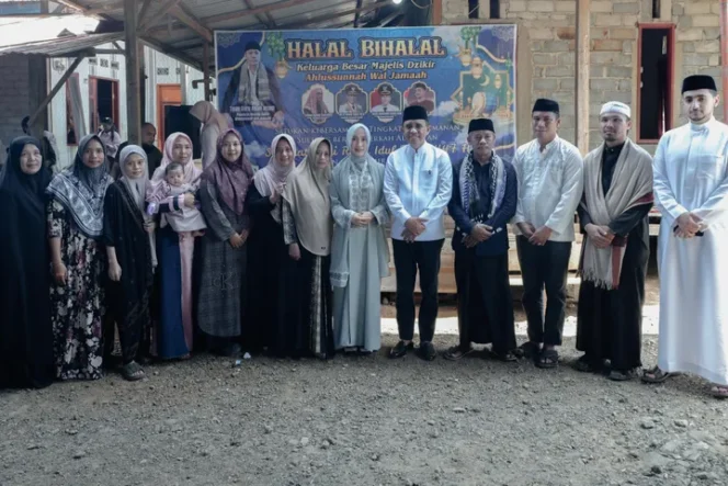 
					Gubernur Sulteng, Anwar Hafid, saat Halalbihalal bersama Keluarga Besar Majelis Dzikir Ahlussunah wal Jamaah di Desa Moroles, Kecamatan Petasia, Kabupaten Morowali Utara. (Foto: Istimewa)