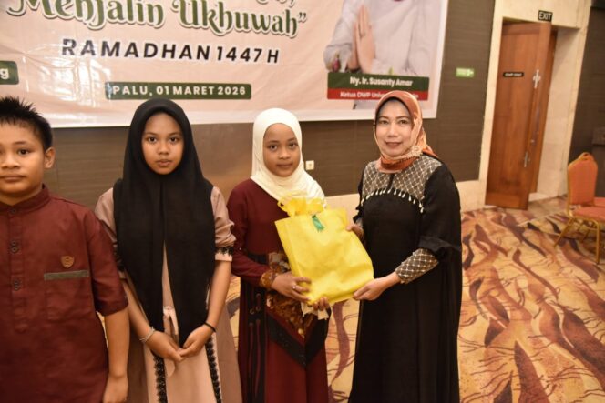 
					Ketua Dharma Wanita Persatuan Universitas Tadulako Menyerahkan Bantuan Sembako Kepada Anak Panti Asuhan. (Foto: Istimewa)