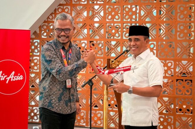 
					Gubernur Sulteng, Anwar Hafid bersama Pelaksana Tugas Direktur Utama Indonesia AirAsia, Achmad Sadikin Abdurachman, saat peresmian penerbangan perdana di Bandara Mutiara SIS Aljufri Palu. (Foto: Istimewa)