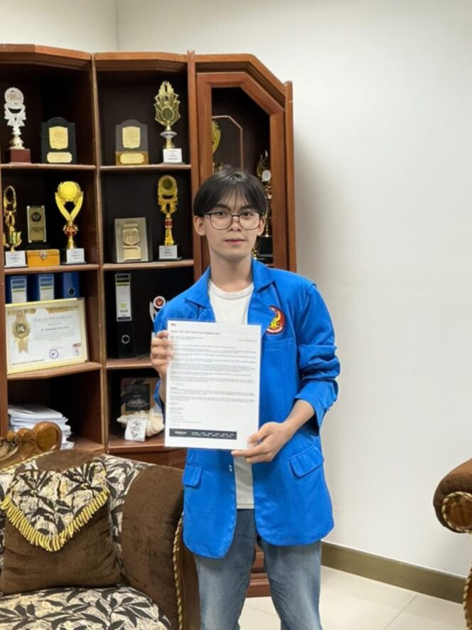 
					Moh. Syarif Putra Nurdin, mahasiswa Program Studi Sosiologi, Fakultas Ilmu Sosial dan Ilmu Politik (FISIP), berhasil meraih posisi runner-up (juara II) dalam ajang Immerse Education Essay Competition. (Foto: Istimewa)