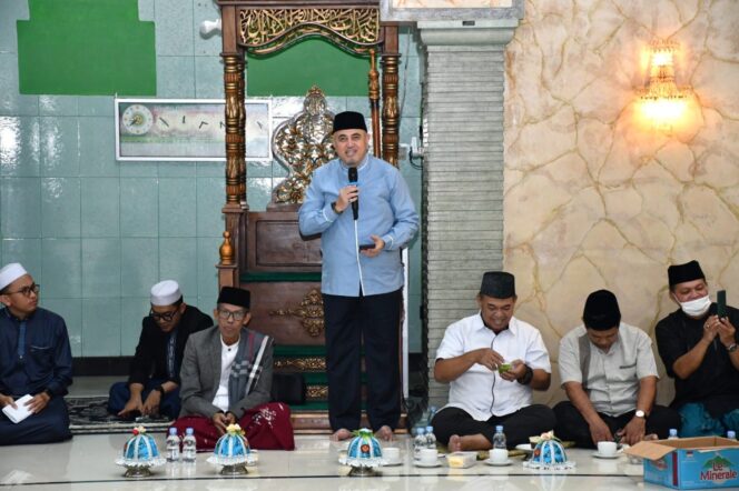 
					Rektor Universitas Tadulako, Prof. Dr. Ir. Amar, S.T., M.T., IPU, ASEAN Eng. Saat Memberikan Sambutan Pada Malam Nuzulul Quran. (Foto: Istimewa)