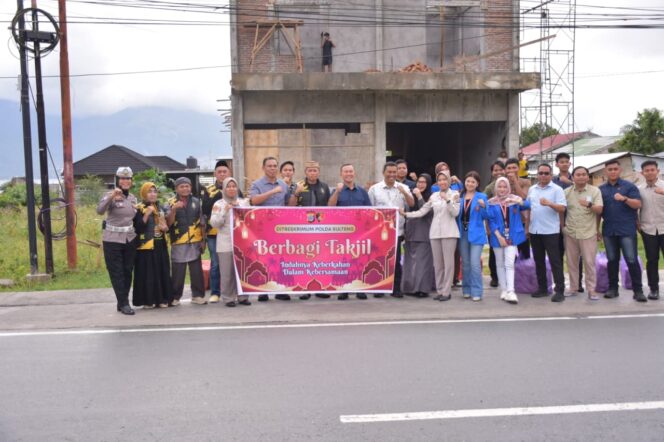 
					Direktorat Reserse Kriminal Umum (Ditreskrimum) Polda Sulawesi Tengah (Sulteng) menggelar pembagian takjil gratis kepada pengguna jalan yang melintas di depan Mapolda Sulteng. (foto: Istimewa)