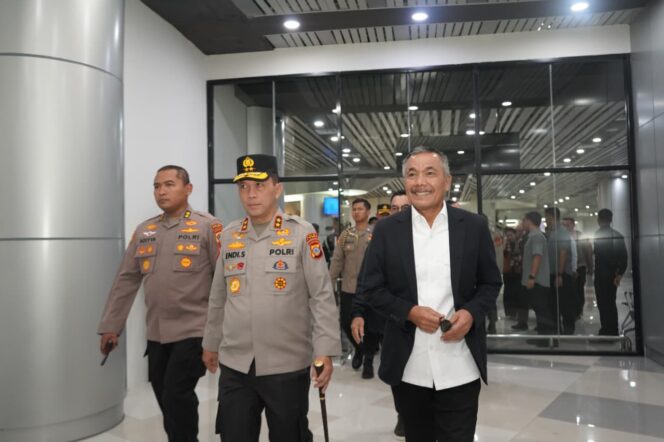 
					Kepala Kepolisian Daerah (Kapolda) Sulawesi Tengah (Sulteng) Irjen Pol Dr Endi Sutendi menghadiri langsung penjemputan rombongan Komisi III DPR RI dalam rangka Kunjungan Kerja Reses ke Provinsi Sulawesi Tengah. (Foto: Istimewa)