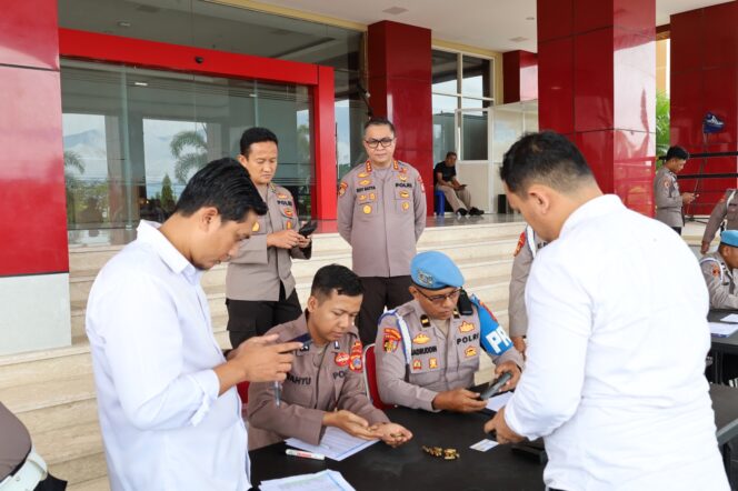 
					Kepolisian Daerah (Polda) Sulawesi Tengah melalui Bidang Profesi dan Pengamanan (Bidpropam) melaksanakan pengecekan senjata api terhadap seluruh personel pemegang senpi di lingkungan Polda Sulteng. (Foto: Istimewa)