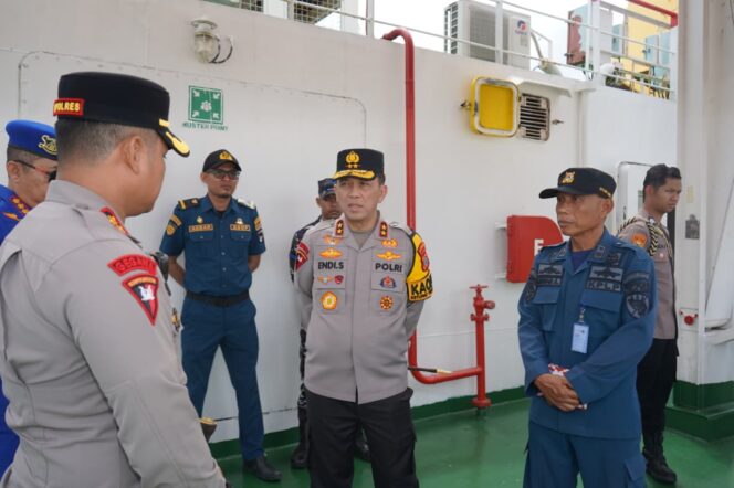 
					Kepala Kepolisian Daerah (Kapolda) Sulawesi Tengah (Sulteng), Irjen Pol Dr Endi Sutendi, melakukan pengecekan langsung Pos Terpadu dan Pos Pelayanan Operasi Ketupat Tinombala 2026 di wilayah hukum Polresta Palu dan Polres Donggala. (Foto: Istimewa)