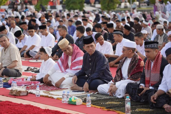 
					Kapolda Sulawesi Tengah, Irjen Pol Dr. Endi Sutendi, turut hadir dan melaksanakan salat bersama masyarakat, didampingi keluarga. (Foto: Istimewa)