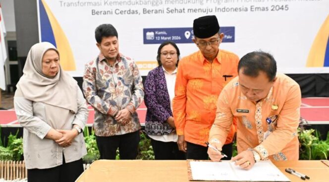 
					Kepala BKKBN Perwakilan Sulteng, Tenny C. Soriton menandatangani MoU pelaksanaan program Bangga Kencana antara BKKBN dengan sejumlah mitra kerja, di di Hotel Gransya, Palu. (Foto: Istimewa)