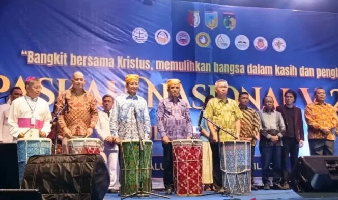 
					Menteri Agama Nasaruddin Umar didampingi Gubernur Sulteng Anwar Hafid dan Bupati Sigi Moh Rizal Intjenae saat menutup secara resmi perayaan Ibadah Paskah Nasional ke V di Desa Loru, Kecamatan Sigi Biromaru, Sigi, Sulteng. (Foto: Istimewa)